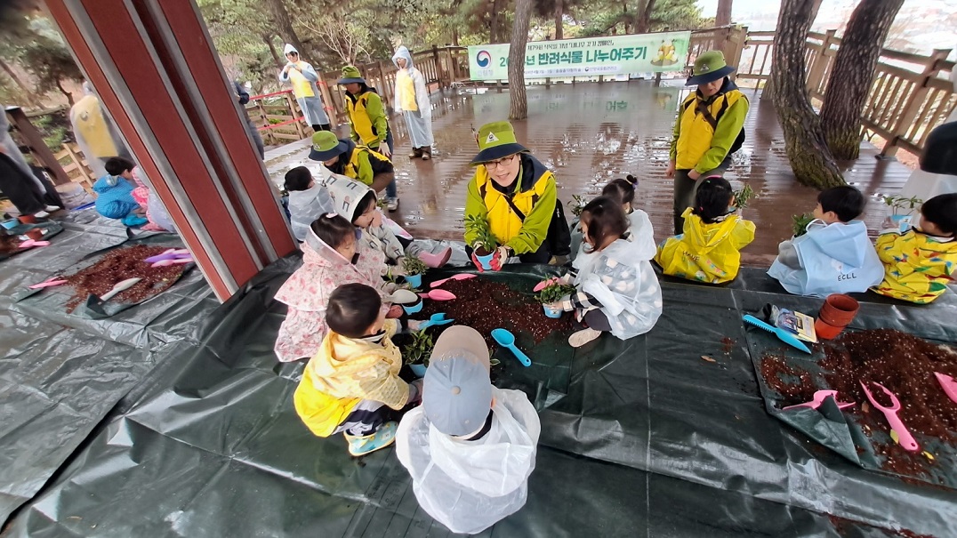 단양국유림관리소, 아이들과 함께하는 반려나무 화분만들기 체험 이미지2