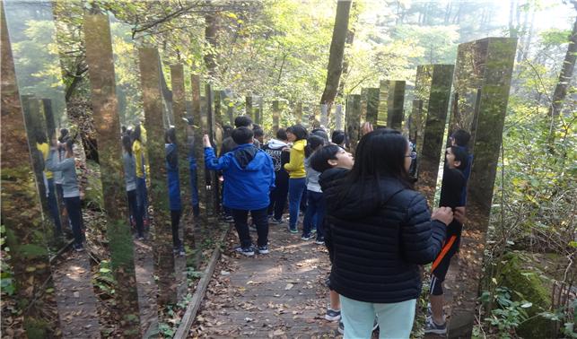 숲속에서 친구가 되는 아이들, 다가오는 어린이날은 숲에서 보내세요! 이미지1