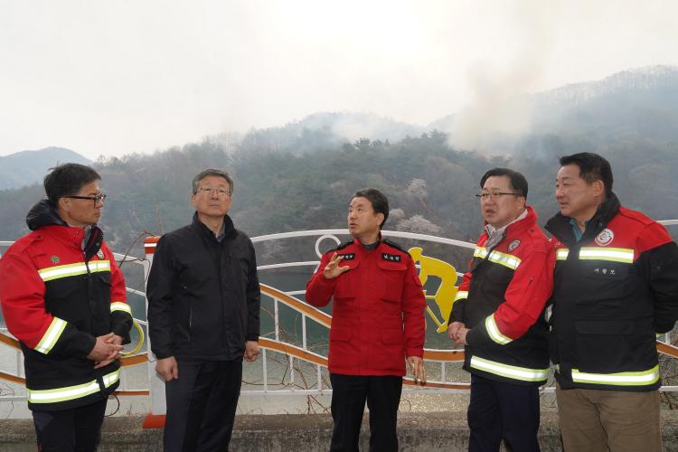 남성현 산림청장, 충남 금산 · 대전 서구 산불현장 진화 상황 점검