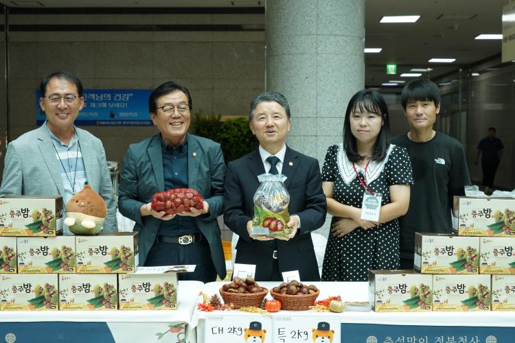 남성현 산림청장, 정부대전청사에서 추석맞이 임산물 특별판매전 홍보