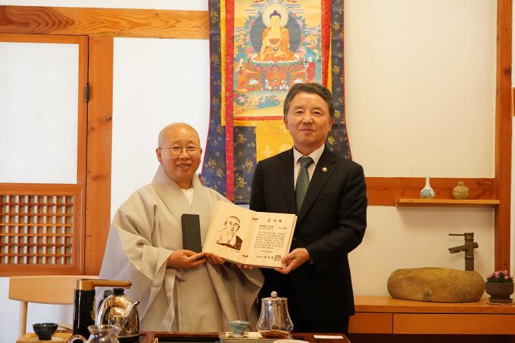 남성현 산림청장, 서울 진관사 법해스님에 감사패 전달