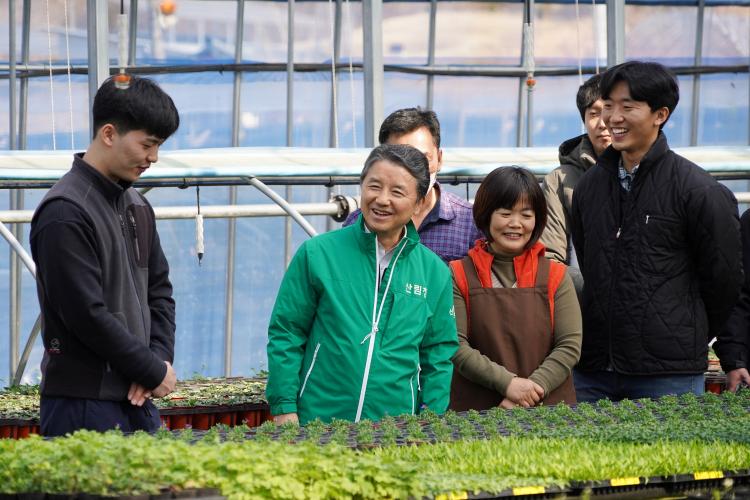 스마트기술을 활용하여 야생화 재배에 도전하는 청년 임업인 격려