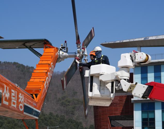 산림항공본부, 고소작업차 활용 산림헬기 현장점검 훈련